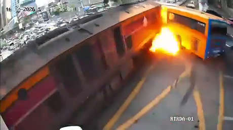 FUERTE VIDEO: Captan desde cerca el momento en que un tren embiste e incendia un autobús en Bangkok