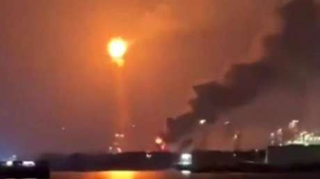 VIDEO: Captan fuerte flama en una importante refinería de México