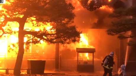 VIDEO: Intenso incendio arrasa con templo japonés fundado en 1453