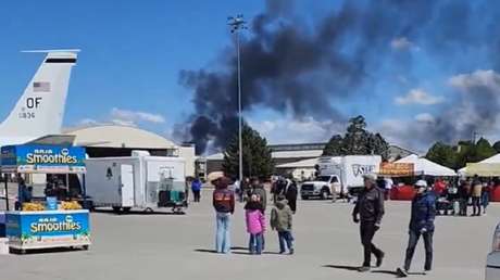 VIDEO: Humo se eleva tras colisión de 2 jets de EE.UU. frente a espectadores