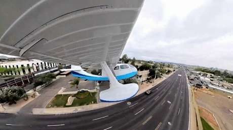 VIDEO: Avión de la época de Segunda Guerra Mundial aterriza de emergencia en plena calle