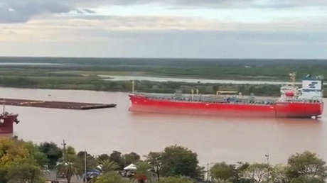 VIDEOS: El impactante choque fluvial que parte en dos un remolcador en Argentina