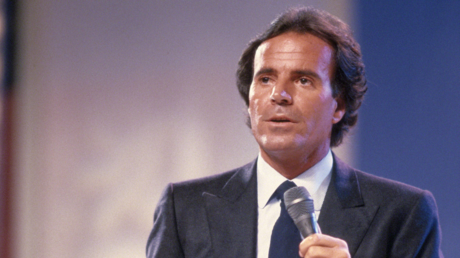 Julio Iglesias reactiva su 'arma judicial' contra una aliada de Sánchez en el Gobierno