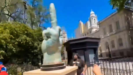 Un 'regalo' para el alcalde 'comunista': la estatua de un dedo corazón aparece en Nueva York